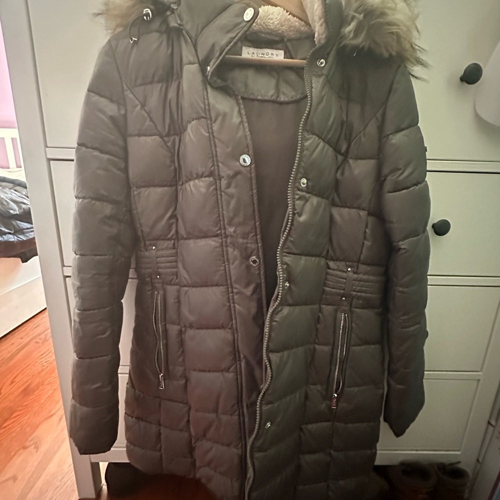 Women winter Coat Laundry size Small,color like gray